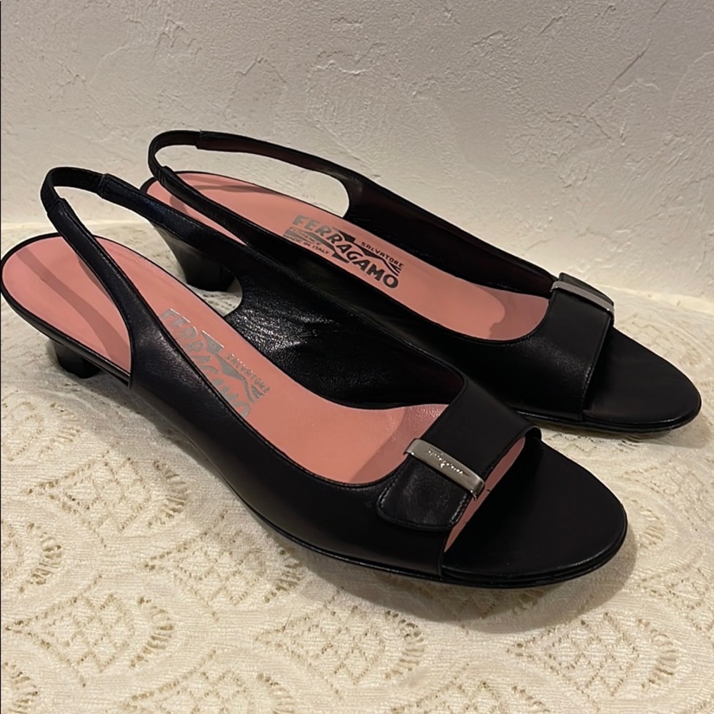 Ferragamo ladies shoes sz. 8.5